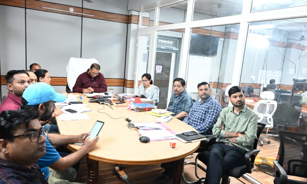 डीएम प्रशांत आर्य ने धराली, हर्षिल स्यानाचट्टी प्रभावित क्षेत्रों में चल रहे राहत कार्यों की जानकारी दी