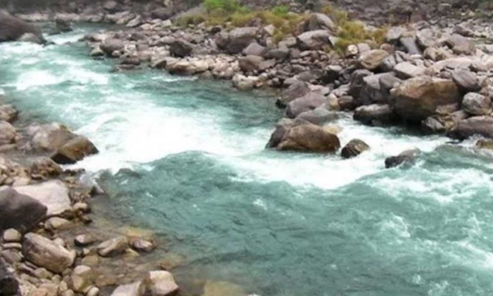 गंगा में बह रही पत्नी को बचाने के लिए पति कूदा, दोनों लापता