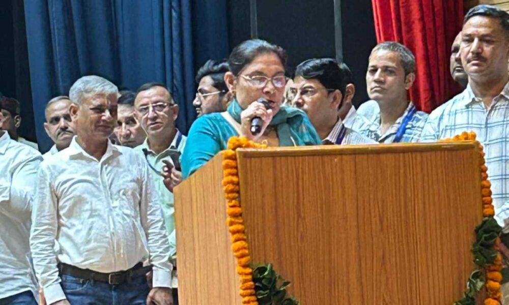 देहरादून में जिला पंचायत के नवनिर्वाचित अध्यक्ष, उपाध्यक्ष एवं सदस्यों का शपथ ग्रहण समारोह संपन्न