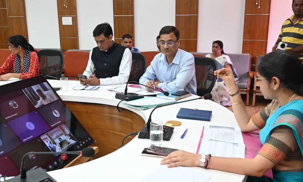 डीएम टिहरी ने भारत निर्वाचन आयोग के निर्देशन में विशेष गहन पुनरीक्षण को लेकर की बैठक