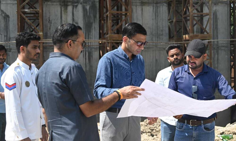 ओवरब्रिज कार्यों की धीमी गति पर डीएम नाराज; कार्यदायी संस्था को फटकार