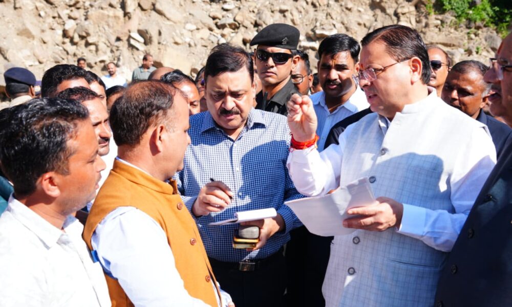 मुख्यमंत्री पुष्कर सिंह धामी ने आपदा प्रभावितों के बीच मनाई दीपावली