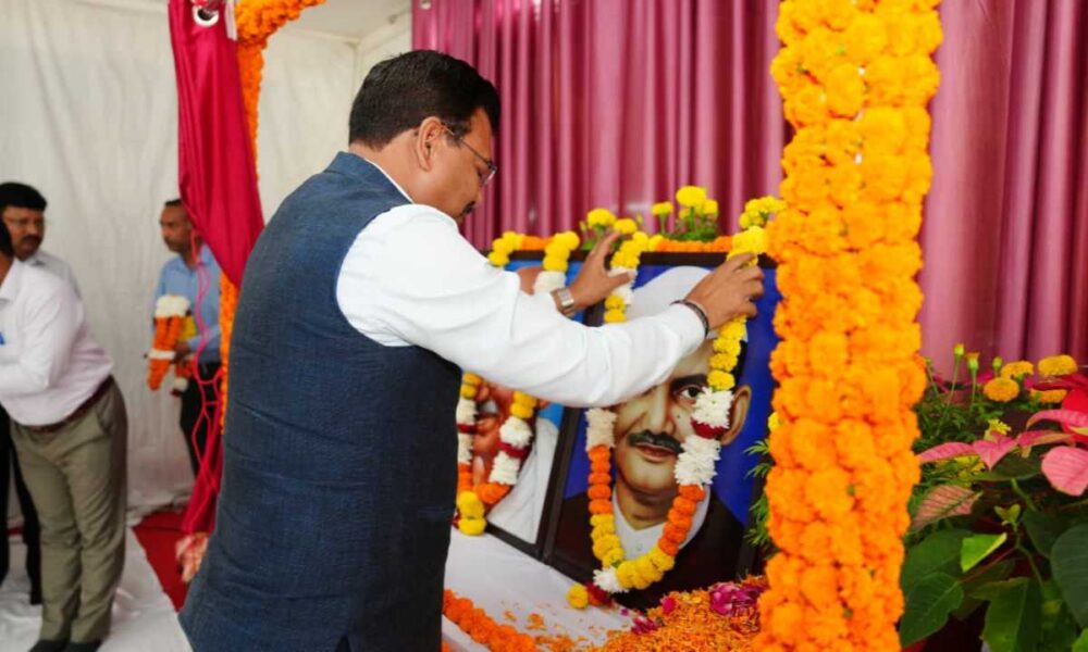 मुख्य सचिव ने राष्ट्रपिता महात्मा गांधी और पूर्व प्रधानमंत्री की जयंती पर भावपूर्ण स्मरण किया