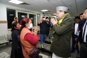 देर रात मुख्यमंत्री पुष्कर सिंह धामी ने दून मेडिकल कॉलेज अस्पताल का किया औचक निरीक्षण, व्यवस्थाओं में दिखी सख्ती