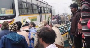 बस की टक्कर से ई-रिक्शा चालक घायल, पुलिस ने बस को कब्जे में लिया