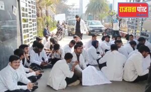 मुजफ्फरनगर मेडिकल कॉलेज में एमबीबीएस छात्र की पिटाई का आरोप, छात्रों ने किया धरना-प्रदर्शन