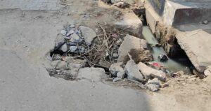 चरथावल देहात में हकीमपुरा मार्ग पर बढ़ा खतरा, ग्रामीणों ने की जल्द मरम्मत की मांग