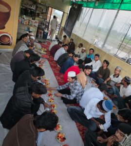 समाजसेवी मोईन त्यागी के सौजन्य से अफ्तार पार्टी का आयोजन, रोजेदारों ने मिलकर किया रोजा अफ्तार