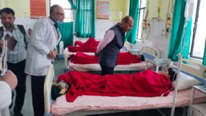 Muzaffarnagar | जिलाधिकारी उमेश मिश्रा ने जिला अस्पताल पहुंचकर सड़क हादसे में घायल श्रमिकों का लिया हाल-चाल