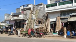 चरथावल के मुख्य मार्ग पर अतिक्रमणकारियो का कब्ज़ा, बनी रहती है जाम की स्थिति, दुर्घटना होने की संभावना बढ़ी