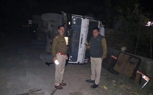 ओवरलोड गन्ना ट्रक पलटा, हाई वोल्टेज विद्युत लाईन टूटी चालक ने कूदकर बचाई जान