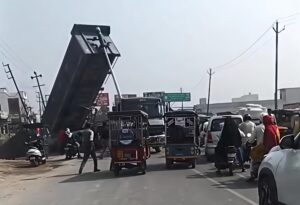 मोती झील के पास बिल्डिंग मटेरियल कारोबारियों का अतिक्रमण, यातायात बाधित