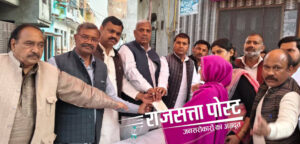 मृतक शुभम् पाल के परिजनों को अखिलेश यादव ने भेजी आर्थिक सहायता, सपा नेताओं ने सौंपा चेक