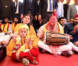 मुख्यमंत्री आवास में पारंपरिक होली की धूम, लोक कलाकारों ने बिखेरे रंग