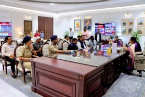 दिल्ली तरुण हत्याकांड यूपी सरकार के मंत्री दिनेश खटीक ने पीड़ित परिवार को लेकर मुख्यमंत्री से की मुलाकात