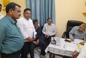 चरथावल में अपर आयुक्त का औचक निरीक्षण, विकास कार्यों और व्यवस्थाओं का लिया जायजा