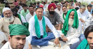 चरथावल में गैस वितरण में अनियमितता पर भाकियू का धरना: ब्लैक में सिलेंडर बेचने का आरोप, समाधान तक प्रदर्शन जारी