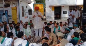 चरथावल मे भाकियू की पंचायत, स्मार्ट मीटर का किया विरोध, समस्याओं के को लेकर किसानों ने सौंपा ज्ञापन