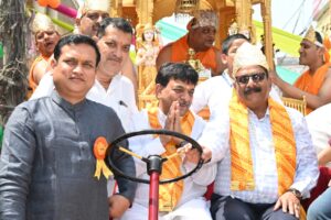 महावीर जयंती पर निकली भव्य शोभायात्रा, मंत्री कपिल देव अग्रवाल बने सारथी