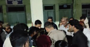 चरथावल में पशु क्रूरता का मामला, युवक ने कुत्ते को पटक-पटक कर किया घायल, घटना सीसीटीवी में कैद