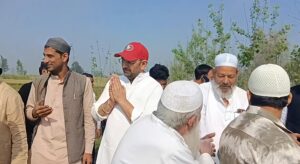 चरथावल क्षेत्र में ईद का पर्व: कहीं उत्साह तो कहीं गमगीन माहौल में बंधी काली पट्टियां