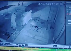 चरथावल में फल की दुकान पर चोरी: दो महिलाएं सीसीटीवी में कैद हुई घटना 