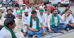 चरथावल थाना परिसर में भाकियू का धरना, राकेश टिकैत की गिरफ्तारी पर फूटा गुस्सा