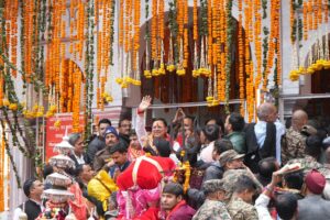 सीएम धामी ने पीएम मोदी के नाम से की पहली पूजा, गंगोत्री-यमुनोत्री धाम के कपाट खुले