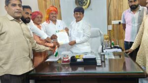 लोकमाता अहिल्याबाई चौक पर बाबू हुकुम सिंह के नाम अंकन की मांग को लेकर ज्ञापन सौंपा