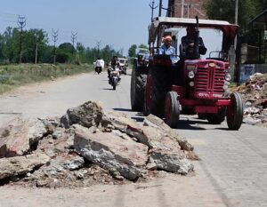 सिंचाई विभाग की बड़ी लापरवाही : सड़क पर पड़ा मलबा हादसों को दे रहा न्यौता, आवागमन में भारी परेशानी