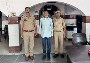 बिना अनुमति आम के हरे पेड़ काटने पर एक गिरफ्तार, ट्रैक्टर-ट्रॉली समेत लकड़ी बरामद