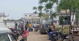 चरथावल-रोहाना मार्ग स्थित गुरु कृपा गुरु कृपा गैस एजेंसी पर उपभोक्ताओं का फूटा गुस्सा, सिलेंडर न मिलने से परेशान 