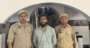 चरथावल पुलिस ने चेकिंग के दौरान एक युवक को नाजायज चाकू के साथ किया गिरफ्तार