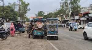 बघरा बस स्टैंड बना अतिक्रमण का अड्डा, सड़क पर ई-रिक्शाओं से जाम और हादसे का खतरा