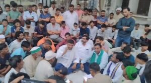 लाइनमैन करंट हादसे के बाद भाकियू का धरना, ₹12.75 लाख मुआवजा व नौकरी पर बनी सहमति, धरना समाप्त 