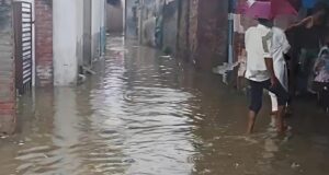 पहली बारिश में निर्धना गांव बना तालाब, लोगों के घरों में घुसा गंदा पानी, जनजीवन बेहाल