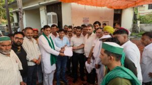 पुरकाजी बिजलीघर पर भाकियू का धरना, SDO ने मांगी माफी