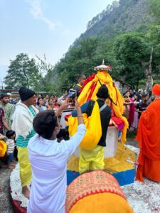 जयघोषों और भक्ति के माहौल में ओंकारेश्वर मंदिर से रवाना हुई भगवान श्री मद्महेश्वर की डोली, श्रद्धालुओं ने पुष्पवर्षा कर किया स्वागत