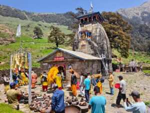जयकारों और वैदिक मंत्रोच्चारण के बीच खुले द्वितीय केदार श्री मद्महेश्वर धाम के कपाट