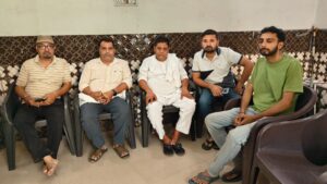 वरिष्ठ पत्रकार शक्ति देव त्यागी के छोटे भाई विनय त्यागी के निधन पर चरथावल पहुंचे त्यागी भूमिहार समाज के राष्ट्रीय अध्यक्ष मांगेराम त्यागी, परिजनों को दी सांत्वना