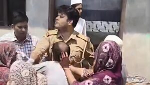 नगला राई में पुलिस से भिड़े ग्रामीण: संदिग्ध बाइक पर कार्रवाई के दौरान हंगामा, वीडियो वायरल