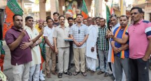 चरथावल में भाजपा का विजय उत्सव, कार्यकर्ताओं ने आतिशबाजी कर व मिठाई बाँटकर मनाई खुशी