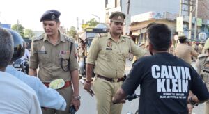 चरथावल में सड़क हादसों पर सख्ती: पुलिस का पैदल मार्च, वाहन चेकिंग द्वारा हेलमेट न पहनने वालों पर कार्रवाई तेज