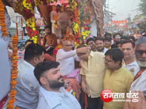 जाहिर फारूकी की व्यवस्थाओं से प्रभावित हुए बालाजी धाम मंदिर संस्थापक, मोतियों की माला पहनाकर दिया आशीर्वाद