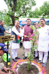 मुख्यमंत्री पुष्कर सिंह धामी ने भीमताल में झील सौंदर्यीकरण अभियान में किया पौधारोपण, पर्यावरण संरक्षण का दिया संदेश