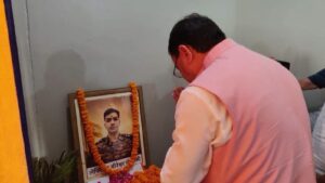 शहीद लेफ्टिनेंट बीरेश्वर गोस्वामी को मुख्यमंत्री धामी ने दी श्रद्धांजलि, परिजनों से मिलकर बंधाया ढांढस