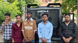 सड़क पर स्टंटबाजी कर रहे पांच युवक गिरफ्तार, थार और स्विफ्ट कार सीज, ₹ 10 हजार का चालान 