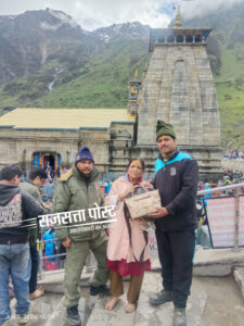 केदारनाथ धाम में खोया ₹40 हजार नकद और मोबाइल से भरा पर्स, रुद्रप्रयाग पुलिस ने ईमानदारी की मिसाल पेश कर लौटाया