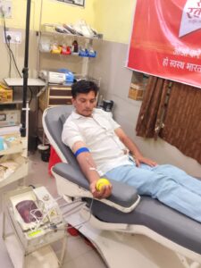 अखिलेश यादव के जन्मदिन पर शुजाअत राणा ने किया रक्तदान, सेवा का दिया संदेश