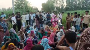 शराब के ठेके का ग्रामीणों ने किया विरोध, महिलाओं ने तोड़ी शराब की बोतलें, पलटा लोहे का खोखा